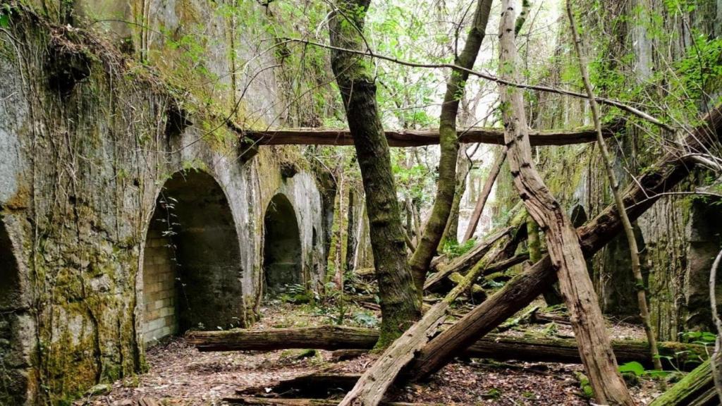 Interior de una de las fábricas de papel abandonadas de Lousame.