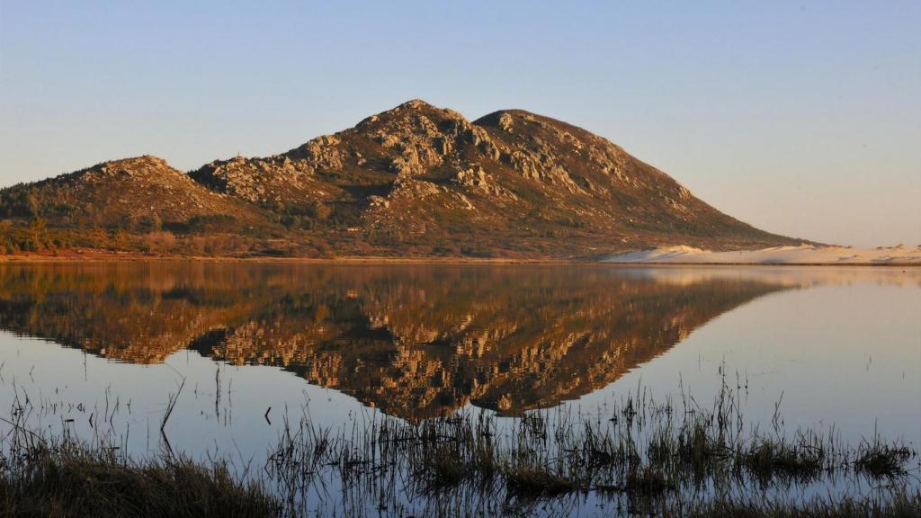 Monte Louro desde la Lagoa de As Xarfas.