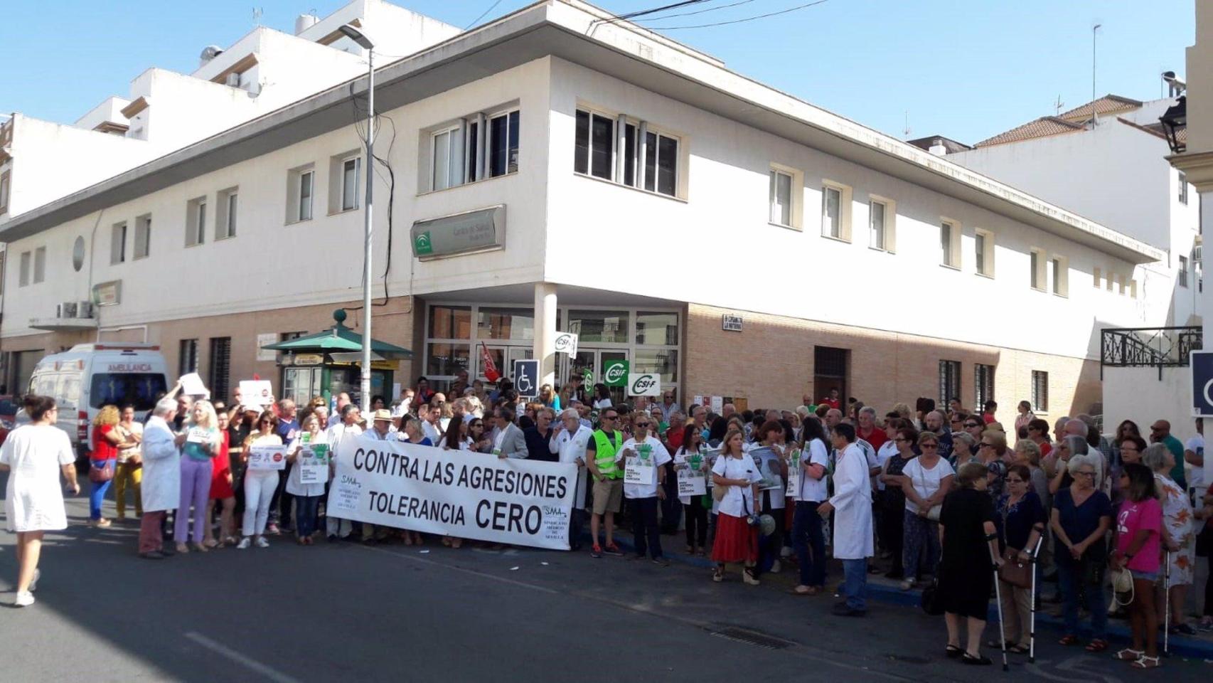 Imagen de archivo de un acto de protesta de sanitarios de Sevilla con motivo del incremento de agresiones