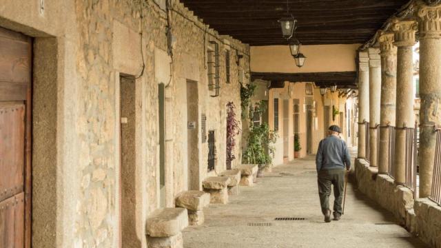 Hombre paseando por un pueblo.