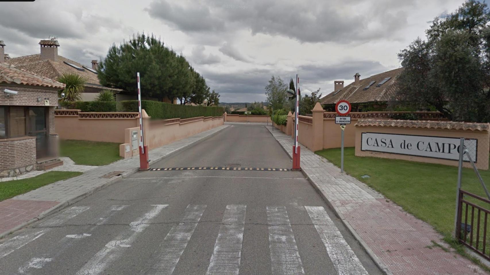 Entrada a la urbanización Casa de Campo situada a poco más de un kilómetro de la entrada a la ciudad de Toledo.