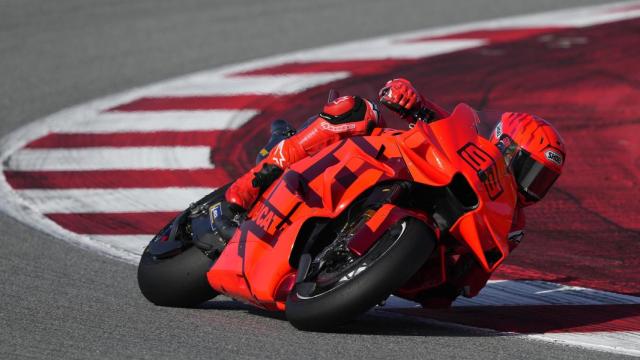 Marc Márquez rueda con el embrión de la Ducati Desmosedici GP25, en el circuito de Montmeló.