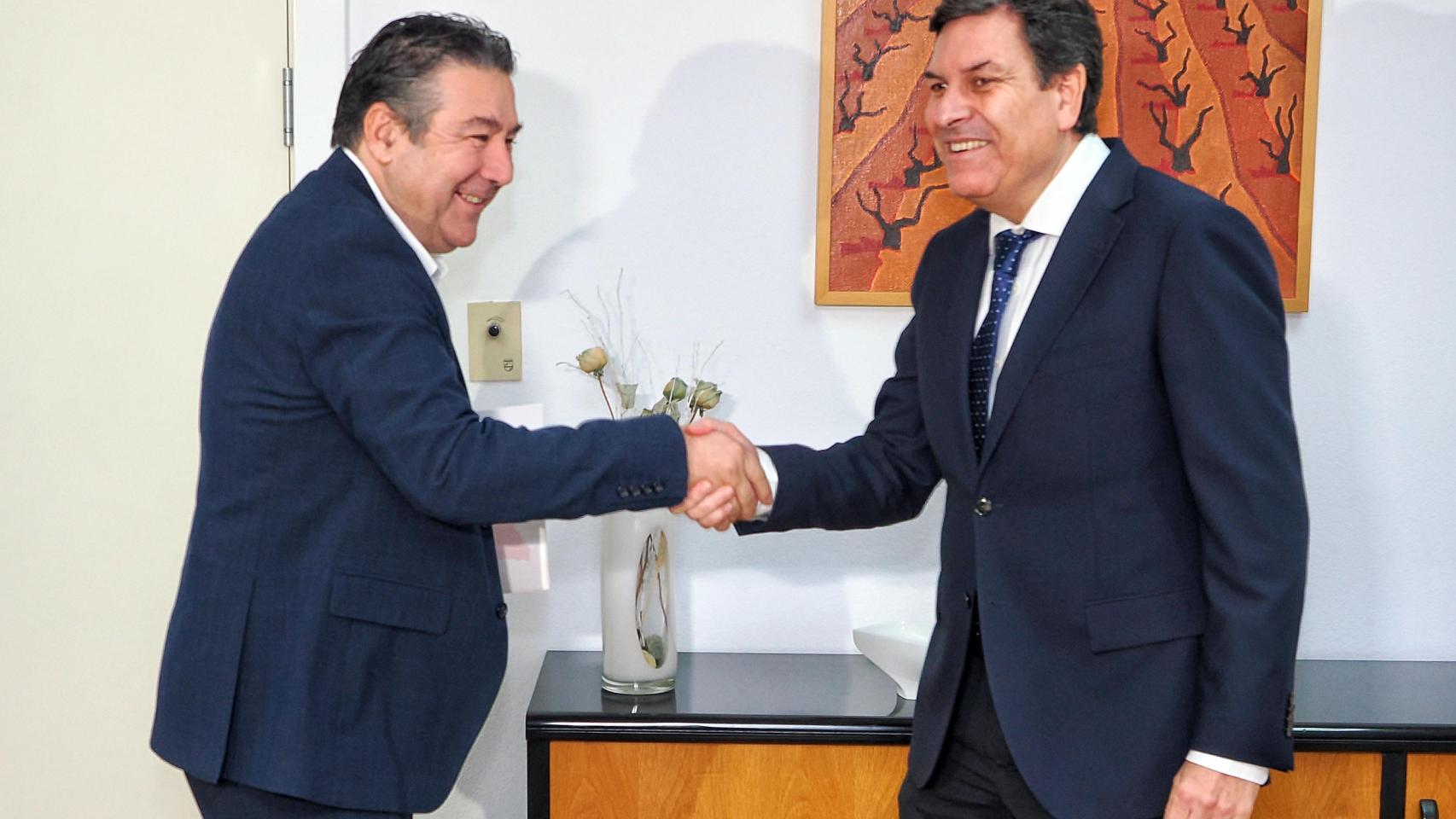 El portavoz de la Unión del Pueblo Leonés, Luis Mariano Santos, y el consejero de Economía y Hacienda, Carlos Fernández Carriedo, durante su reunión de este martes