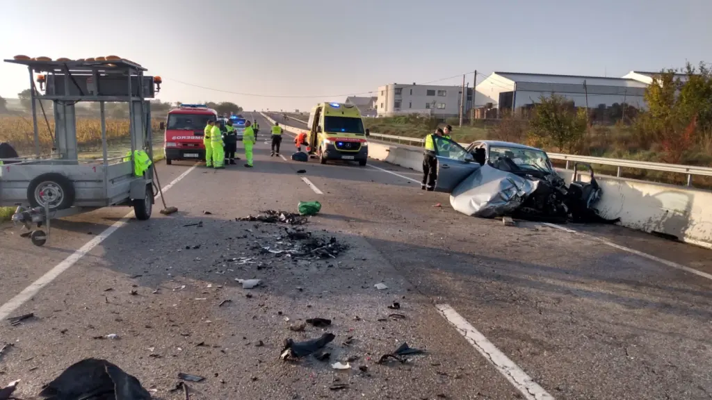 Uno de los vehículos implicados en un accidente de tráfico en Barbastro