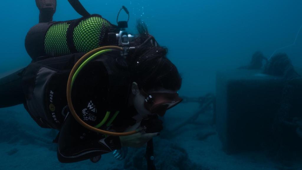 Amaia bucea en el Mediterráneo en busca de residuos.