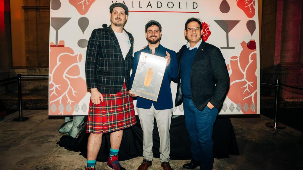 Ganadores del premio Mejor Apertura FIBAR 2024, Ezequiel Riesgo, Bar Manager; José Ignacio 'Pepe' Ruiz, chef ejecutivo; Eduardo Giménez, cofundador de Whisky Club Madrid y presidente de Holy Drop.