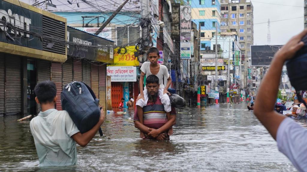 Padre e hijo durante unas inundaciones en el sudeste asiático.