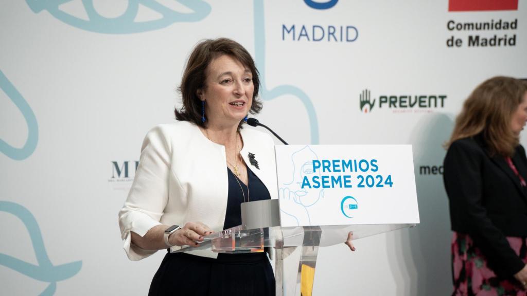 Begoña López Ferrer, CEO y fundadora de Componentes y Unidades Constructivas, recogiendo su premio.