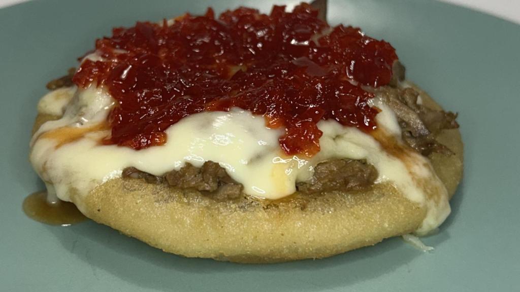 Torta de maíz crujiente con ternera especial y toque de pimiento en confitura de La Bonita