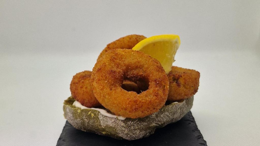 Tosta en pan de espinacas con setas 'calamarizadas' y alioli de pimientos de Padrón de La Cuchara Veggie