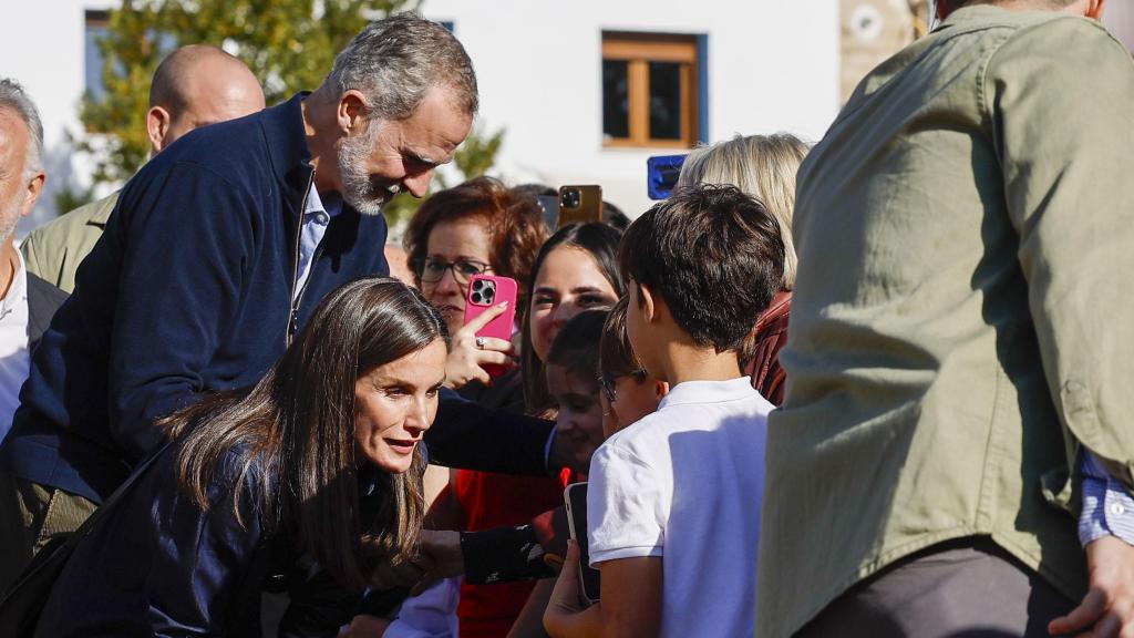 Felipe VI y Letizia visitan la localidad valenciana de Utiel.