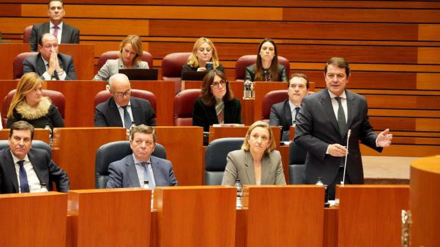 El presidente de la Junta, Alfonso Fernández Mañueco, durante su intervención en el pleno de las Cortes de este martes