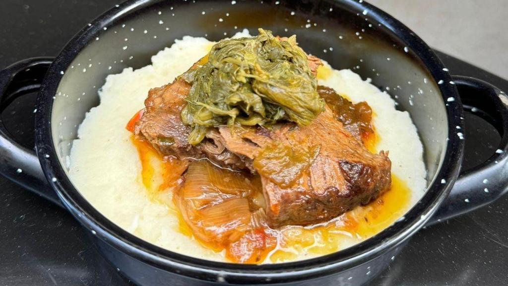 Carne asada de ternera gallega con grelo y puré de patata de Taberna O Freixo