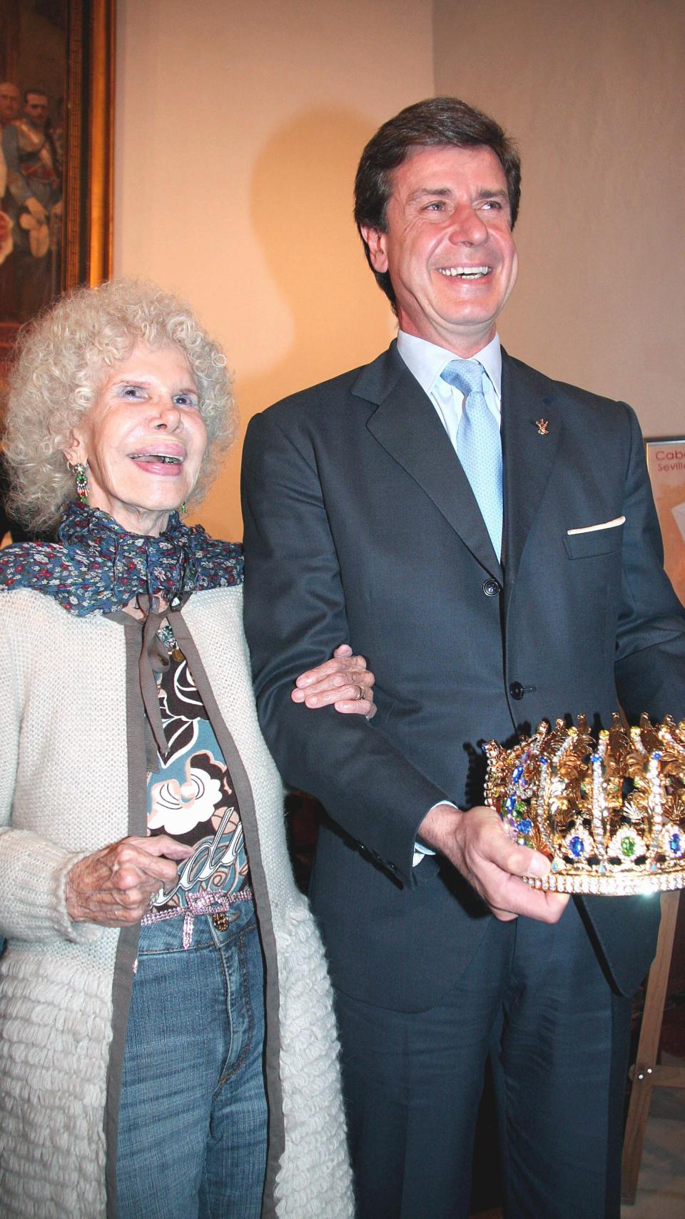 Cayetano Martínez de Irujo en un acto público con su madre, Cayetana de Alba.