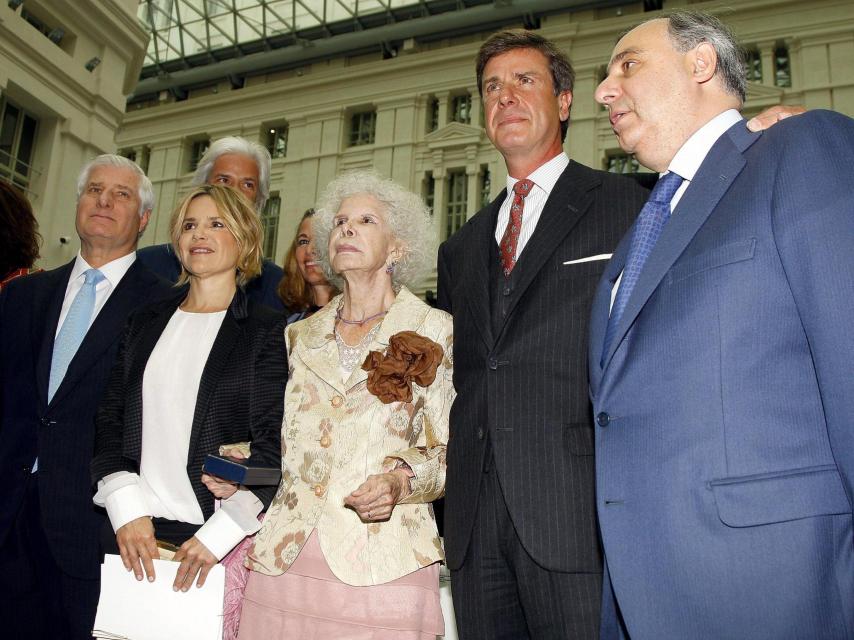 Cayetana de Alba, junto a cinco de sus hijos, en un evento en 2010.