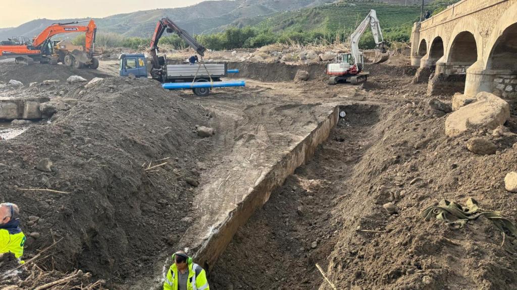 Trabajos de reparación de la tubería dañada en la Axarquía.