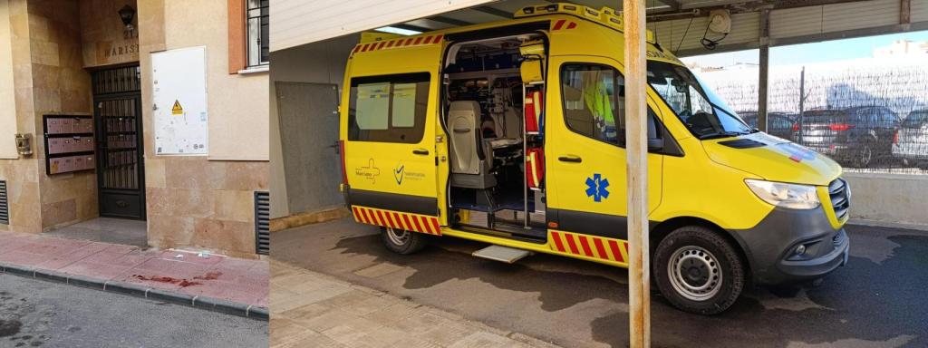 Este martes todavía había restos de sangre de Aaron, cerca del portal de su casa, en Santiago de la Ribera. Al lado, una imagen de la ambulancia de la base de la UME que salvó la vida de este británico.