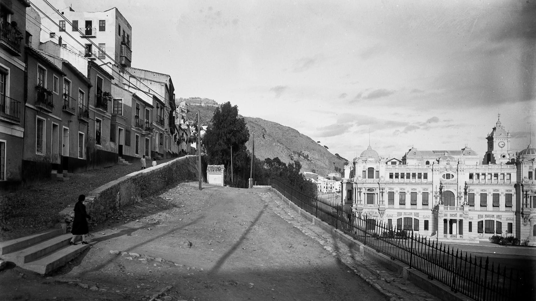 Imagen histórica del barrio de La Coracha y del Ayuntamiento de Málaga.