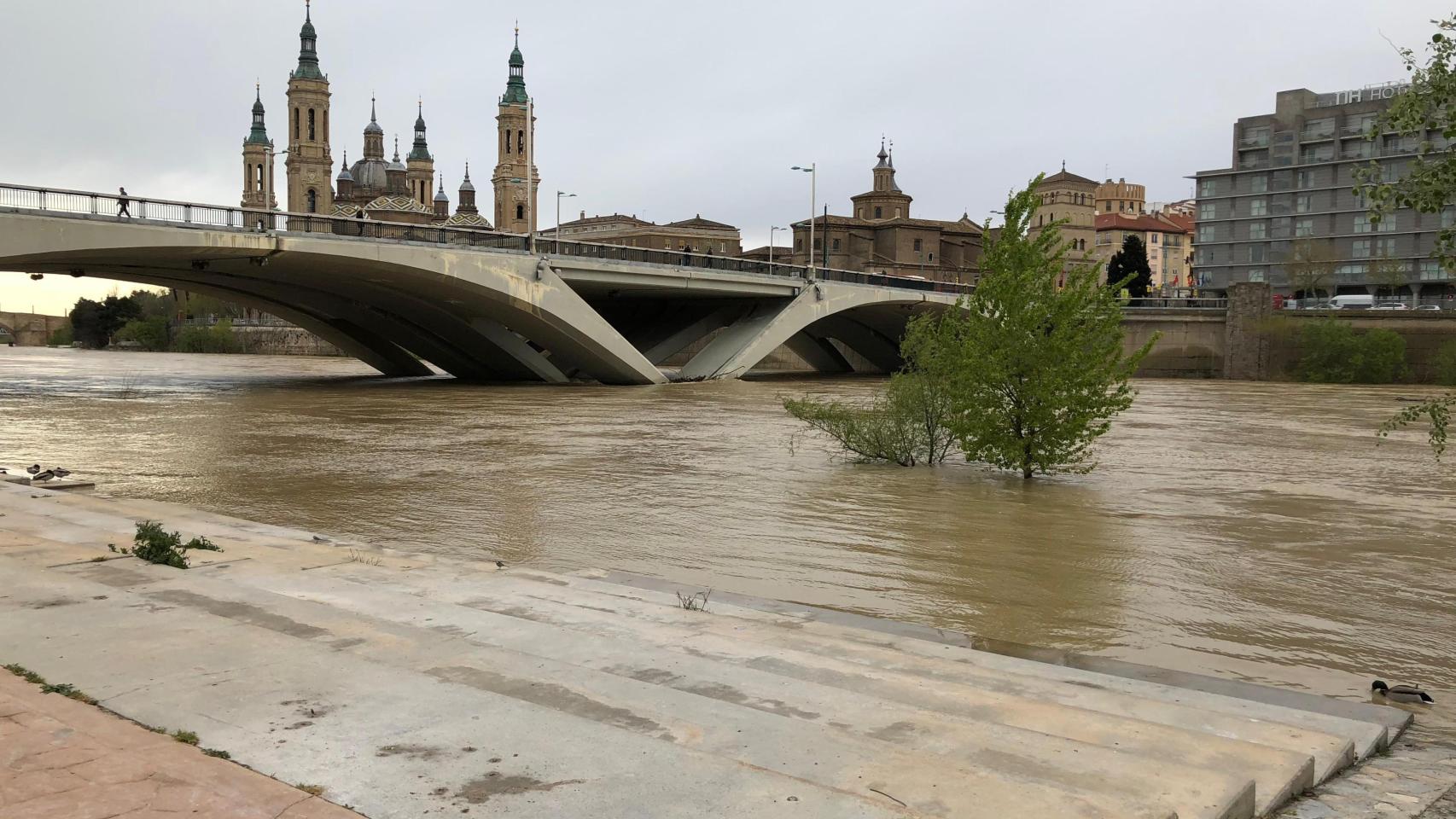 El río Ebro, a su paso por Zaragoza, en una de las últimas crecidas.