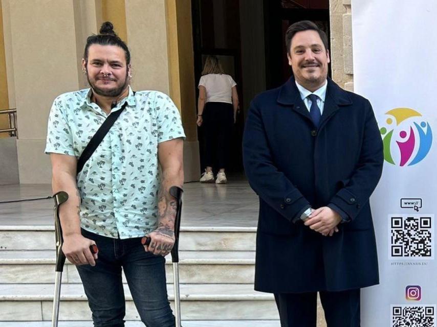 Felipe, en el acto de lectura del manifiesto junto al concejal de Barrios de Atención Preferente y Derechos Sociales del Ayuntamiento de Sevilla, José Luis García