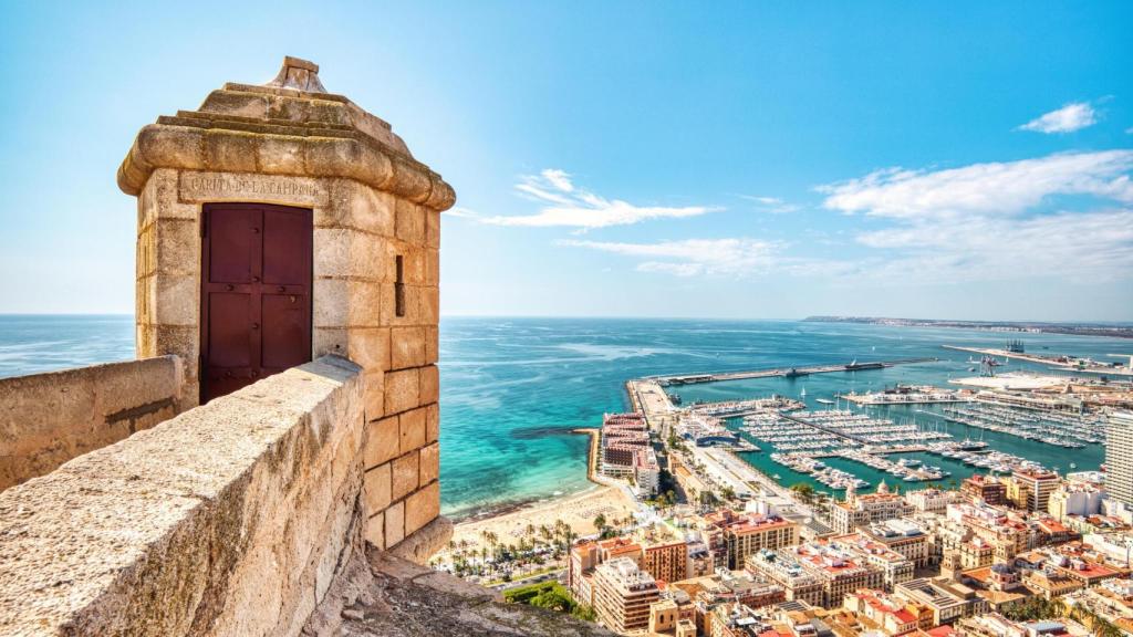 Vistas a Alicante desde el castillo de Santa Bárbara.