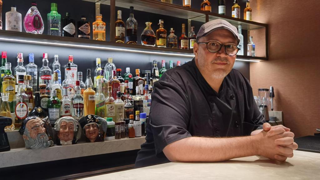 El chef Abel Martellotti tras la barra de su nuevo local en el 13 de la calle Gadea de Alicante.