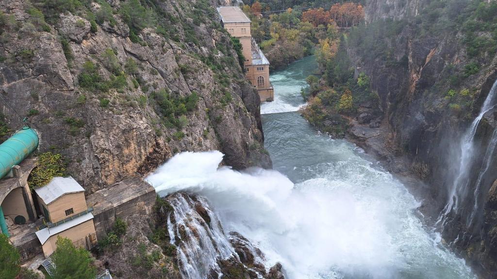 El embalse de Camarasa, en Lérida, durante la crecida controlada.