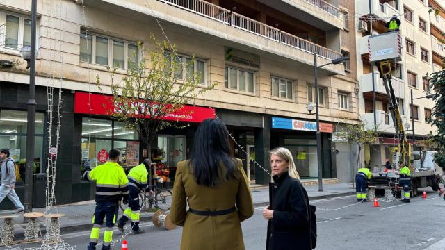 Los técnicos preparando y poniendo a punto las calles de Huesca para el encendido del 30 de noviembre.