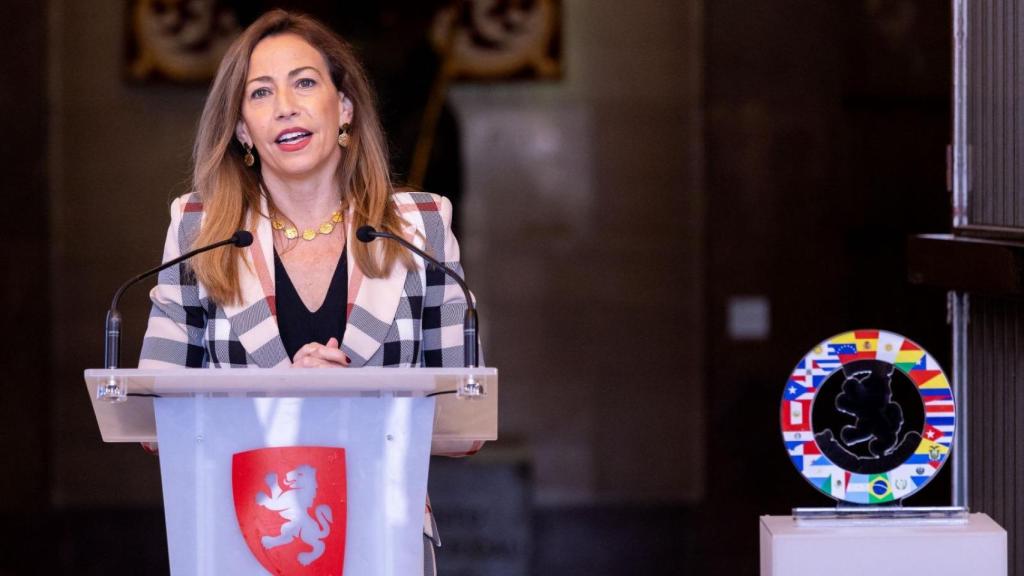 La alcaldesa de Zaragoza, Natalia Chueca, junto a uno de los galardones Latir Hispano.