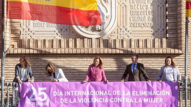 Una pancarta del 25-N en el Ayuntamiento de Zaragoza, en 2023.