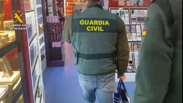 La Guardia Civil en las tiendas que han sufrido robos