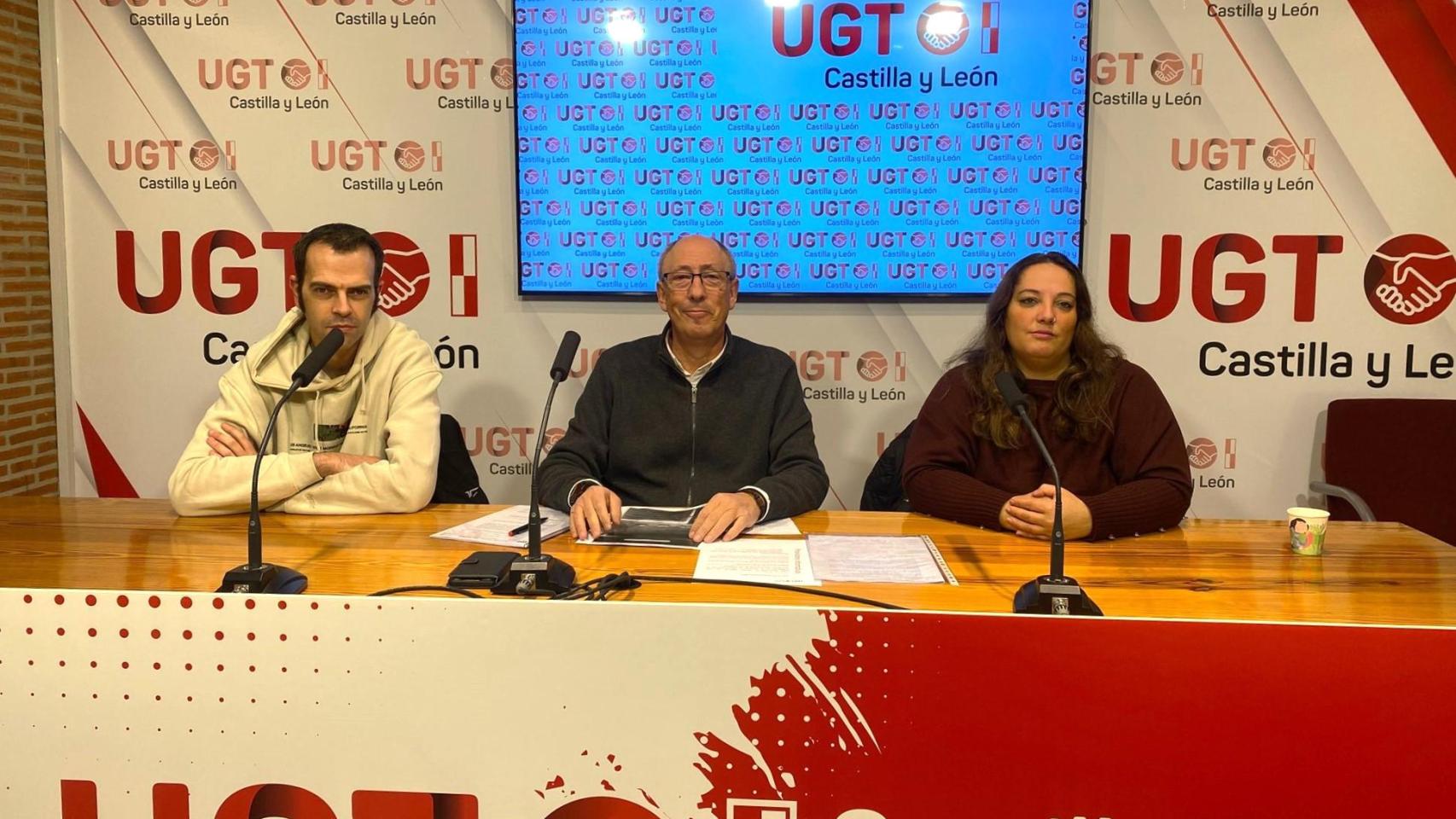 Andrés Delgado, uno de los trabajadores afectados, Gregorio Martín, secretario sectorial de Seguridad de UGT, y Raquel Díez, otra de las trabajadoras que están en el limbo