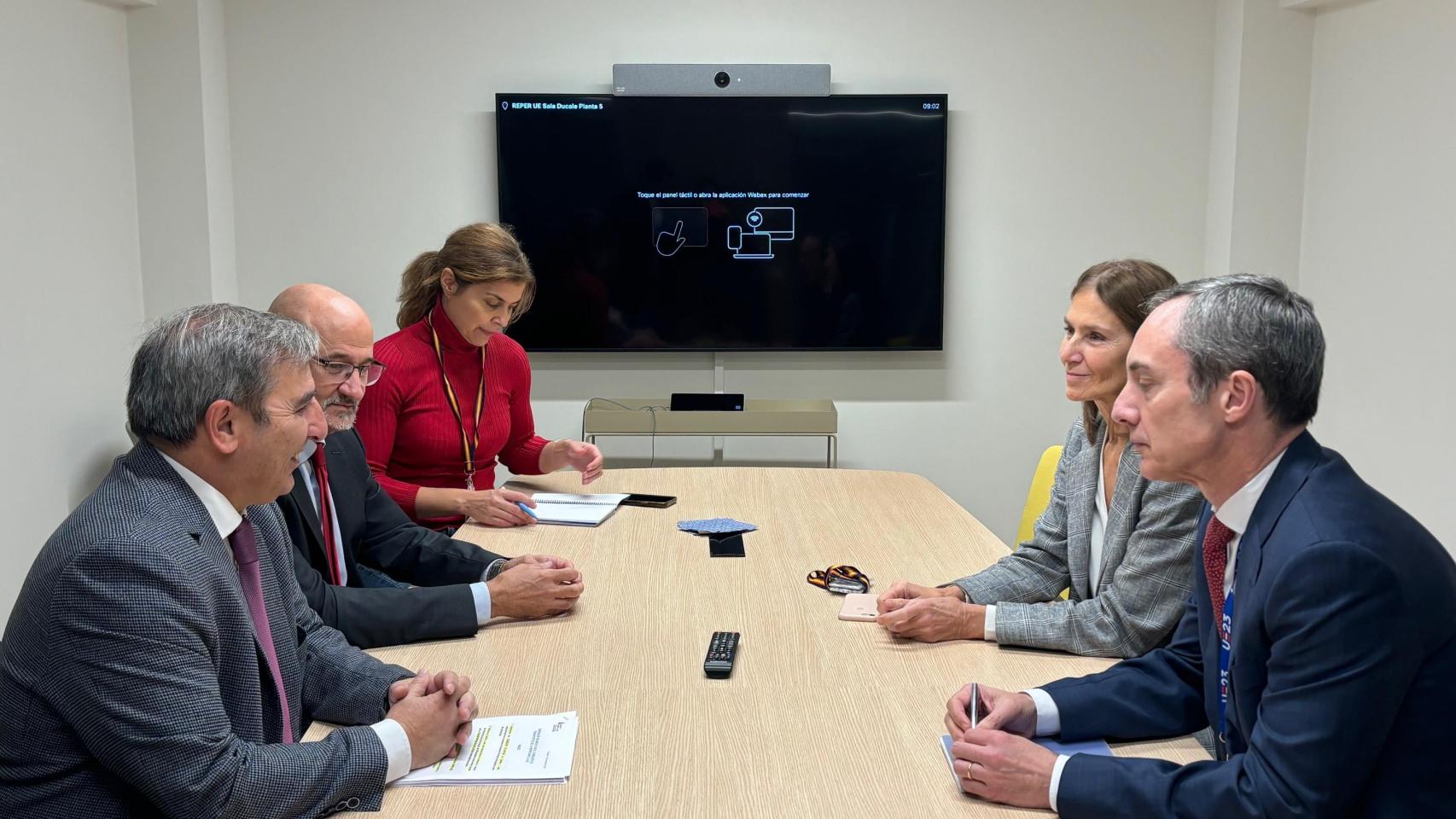 Reunión entre el consejero de Movilidad y Transformación Digital, José Luis Sanz, y el consejero coordinador de Transportes, Vicente Salvador, este martes en Bruselas