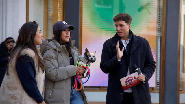 Participantes de “Lo sabe, no lo sabe” en la grabación por las calles de Burgos