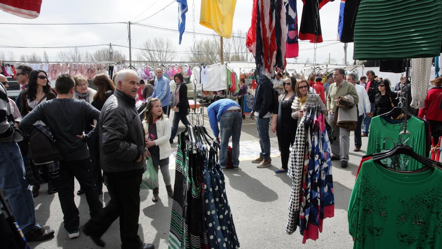 Cada domingo, cientos de personas acuden al Rastro salmantino en La Aldehuela