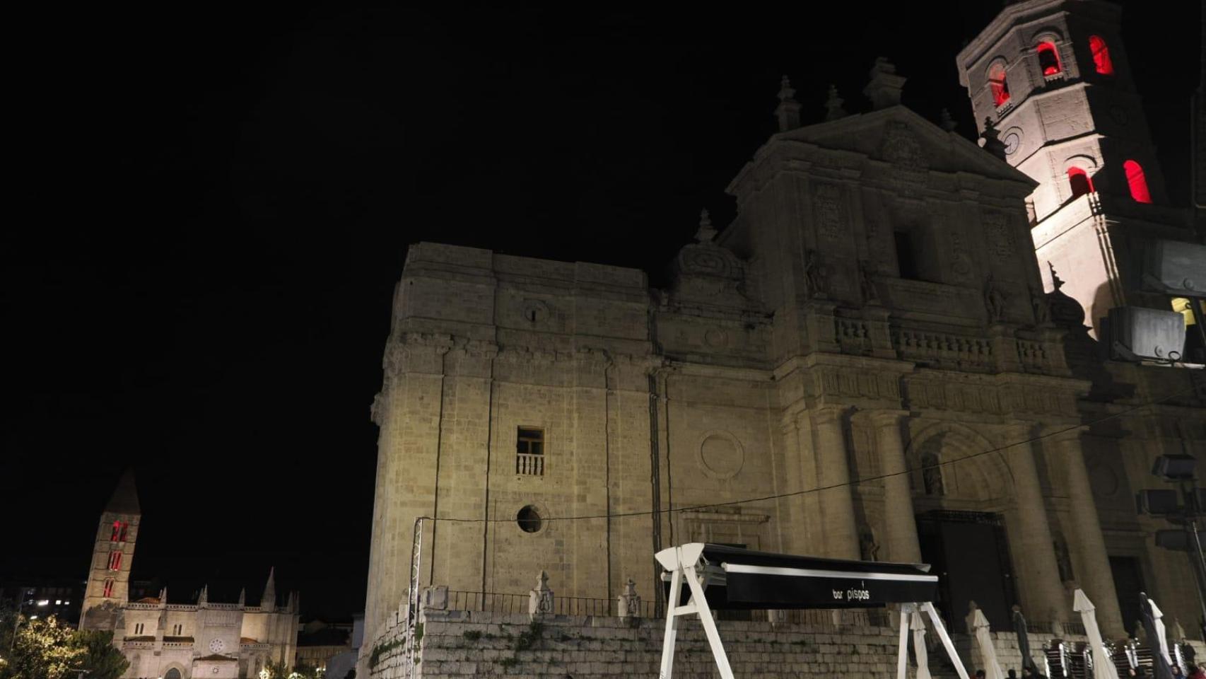 La iglesia de Santa María de la Antigua y la Catedral de Valladolid, iluminadas de rojo por los cristianos perseguidos en el mundo