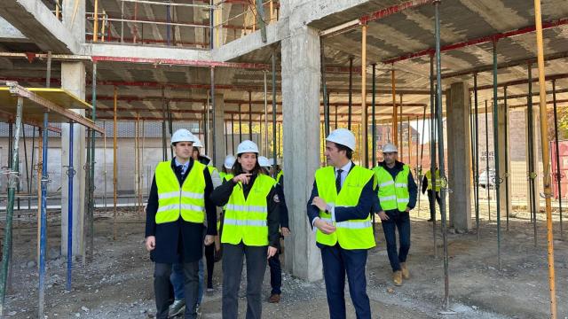 Visita a las obras de las nuevas viviendas en Medina