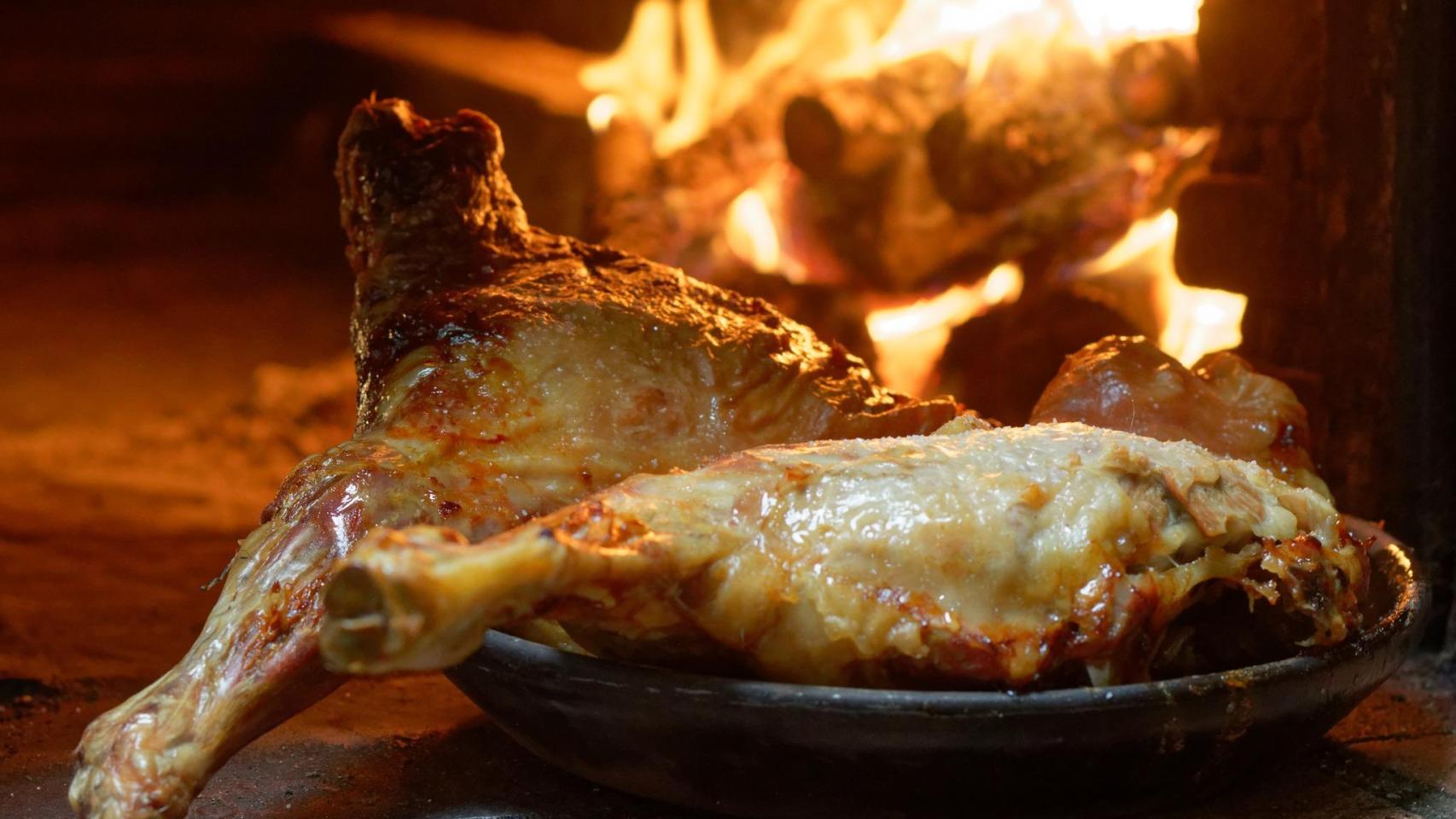 El tradicional lechazo asado en horno de leña