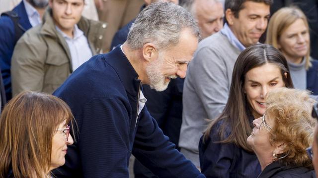 Los reyes Felipe VI y Letizia llegan a Chiva.