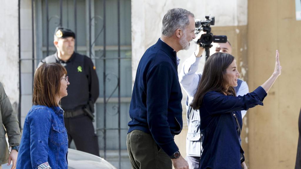 Los reyes de España, Felipe VI y Letizia, durante su visita a la localidad valenciana de Chiva