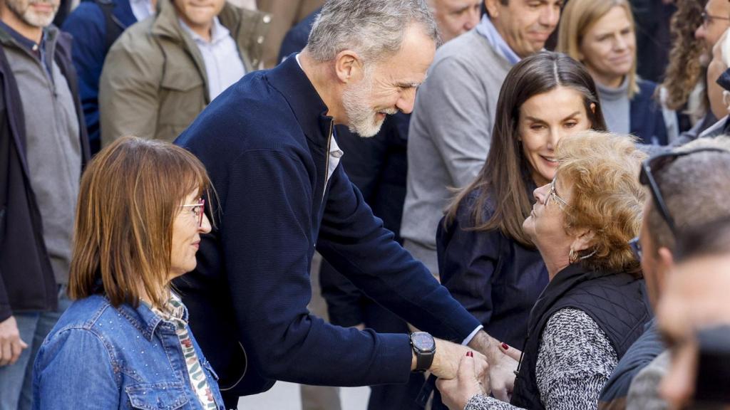 Los reyes de España, Felipe VI y Letizia, durante su visita a la localidad valenciana de Chiva