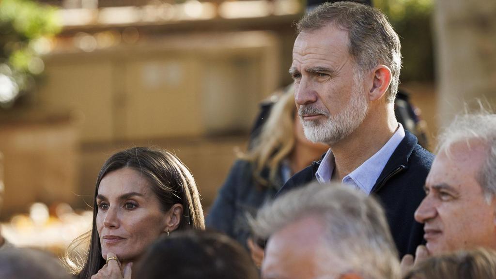 Felipe VI y Letizia durante su visita a Utiel.