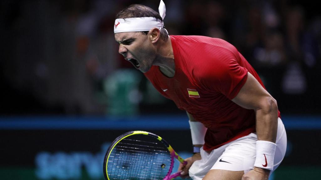 Rafa Nadal celebra uno de sus puntos ante Botic van de Zandschulp en la Copa Davis