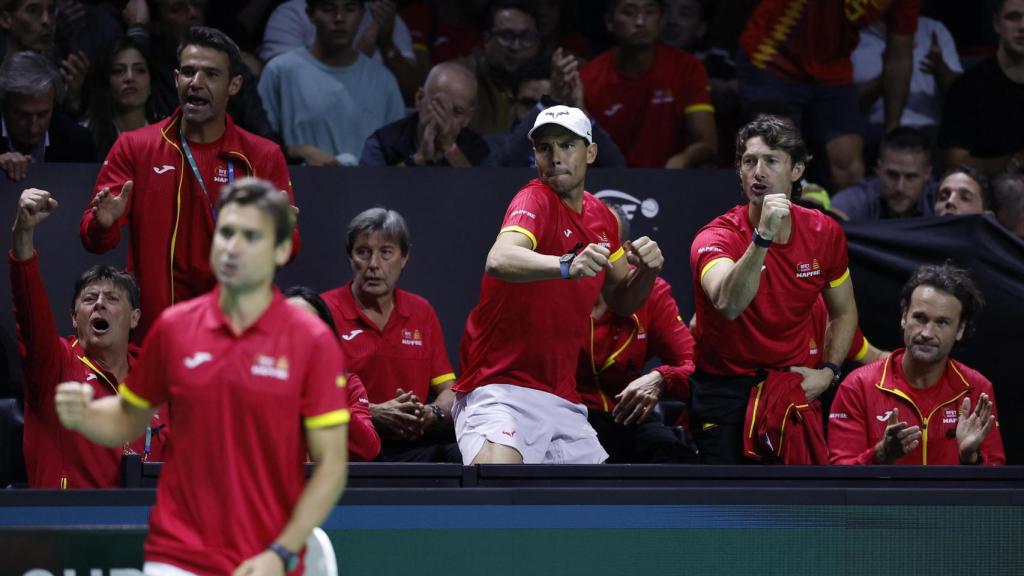 Rafael Nadal celebra un punto de Carlos Alcaraz ante Tallon Griekspoor