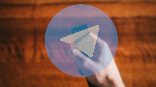 Icono de Telegram sobre un mando a distancia