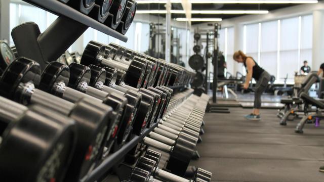 Pesas en un gimnasio