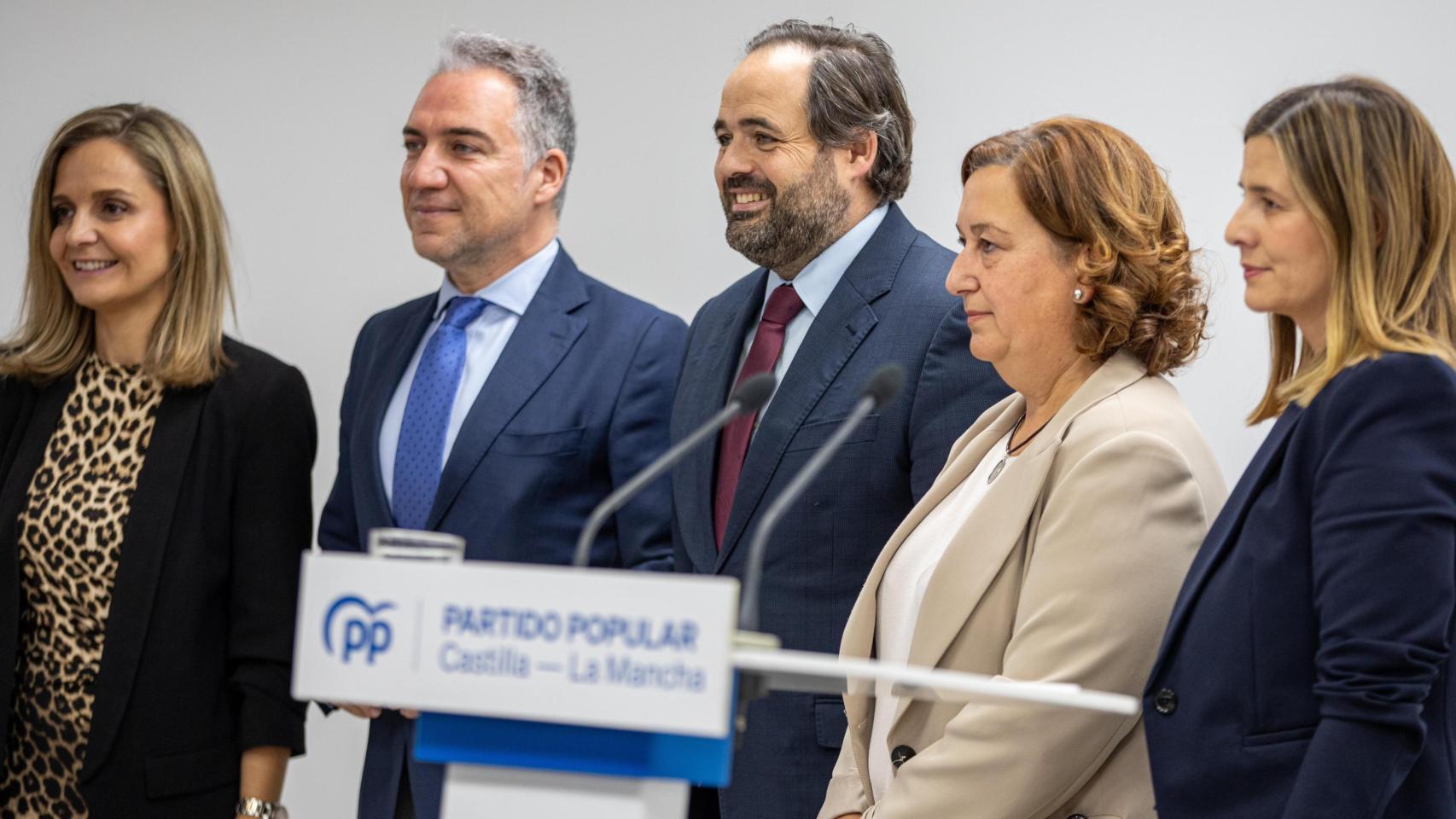 Paco Núñez, en el centro de la imagen, este martes junto a Elías Bendodo, Conchi Cedillo y otros dirigentes del PP.