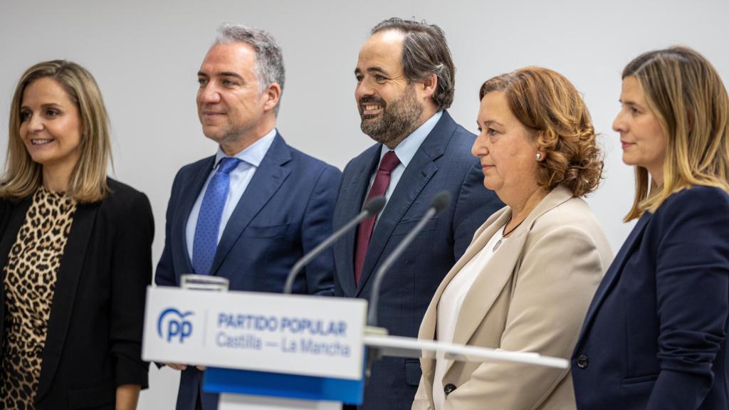 Paco Núñez, en el centro de la imagen, este martes junto a Elías Bendodo, Conchi Cedillo y otros dirigentes del PP.