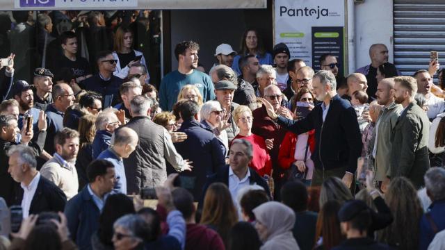 Vídeo | Los reyes visitan Chiva, otro municipio arrasado por la DANA, esta vez entre vítores y aplausos