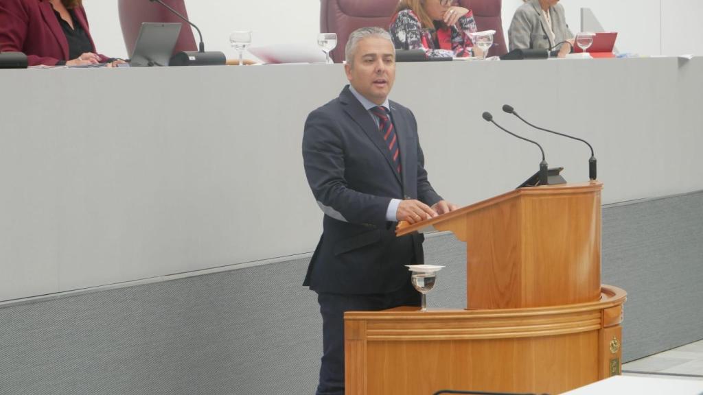 El diputado del PP Jesús Cano, este martes, defendiendo la moción en el pleno de la Asamblea Regional.